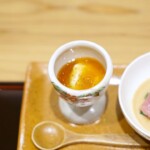 カリフラワーのムースにコンソメ